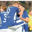  ?? FOTO: DPA ?? Marcin Kaminski und Simon Terodde jubeln gegen Hannover.