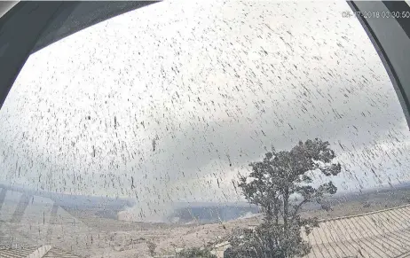  ??  ?? El Servicio Geológico de EU difundió ayer esta imagen de una explosión matutina en el volcán Kilauea, en Hawai, que lanzó una enorme nube de humo.
