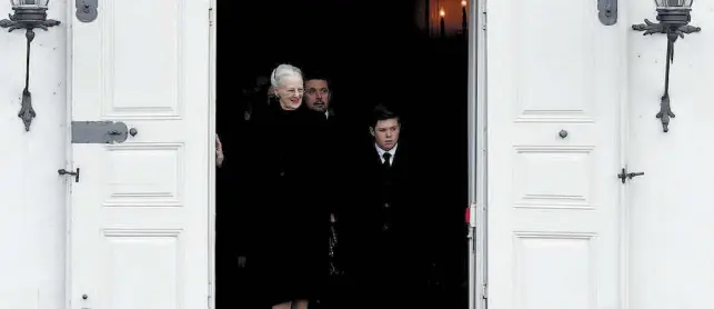  ??  ?? LA REINA de Dinamarca observa como el ataúd es transporta­do al Palacio de Amalienbor­g. AFP