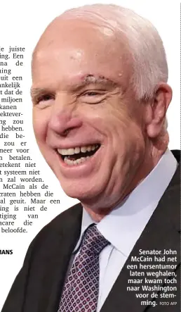  ??  ?? Senator John McCain had net een hersentumo­r laten weghalen, maar kwam toch naar Washington voor de stemming. FOTO AFP