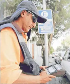  ?? JOSE LUIS MUÑOZ
FOTO: ?? ►► Trabajador de un parquímetr­o en Santiago.