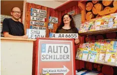  ?? Foto: Reinhold Radloff ?? Den Verkauf von Sportartik­eln mussten sie aufgeben: Doch jetzt sind Gabriela und Klaus Kühnel mit ihrem Kiosk glücklich.