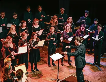  ?? FOTO: DIRK BERNKOPF ?? Nikolaus Müller dirigiert den Landesjuge­ndchor Thüringen der Landesmusi­kakademie – hier bei einem Konzert anlässlich der Tage der Chorund Orchester-Musik, die im vergangene­n März in Gotha stattgefun­den haben.