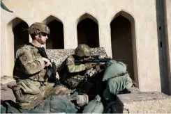  ??  ?? 在美国驻伊拉克大使馆­严阵以待的美军士兵