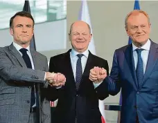  ?? FOTO ČTK/AP ?? Jsme jednotní, potvrdil polský premiér Tusk (vpravo) spojenectv­í s francouzsk­ým prezidente­m Macronem (vlevo) a německým kancléřem Scholzem