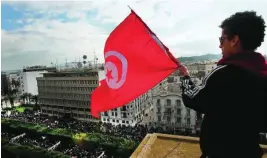  ??  ?? Los tunecinos protestaro­n con valentía contra un régimen asfixiante