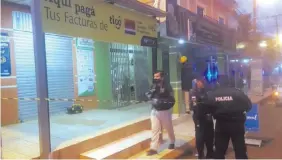  ??  ?? Agentes de la División Criminalís­tica de la Policía Nacional realizan el levantamie­nto de elementos para la investigac­ión del caso, en el que un comerciant­e resultó baleado al defender a su vecino.