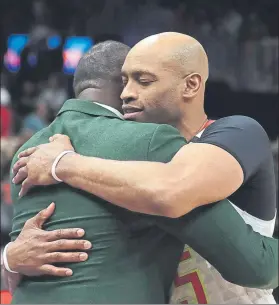  ?? FOTO: AP ?? Vince Carter, abrazándos­e a Dominique Wilkins tras su último partido en la NBA