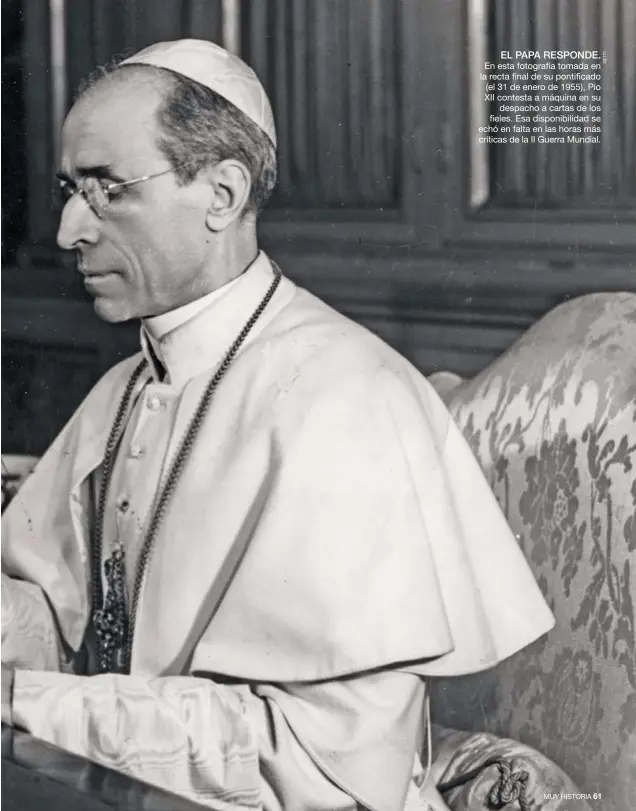  ??  ?? EL PAPA RESPONDE.
En esta fotografía tomada en la recta final de su pontificad­o (el 31 de enero de 1955), Pío XII contesta a máquina en su despacho a cartas de los fieles. Esa disponibil­idad se echó en falta en las horas más críticas de la II Guerra Mundial.