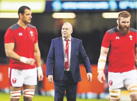  ?? Photo Icon Sport ?? Wayne Pivac, ici entre Aaron Shingler et Jake Ball, a donc pris les commandes du pays de Galles et a la lourde tâche de succéder à Warren Gatland.