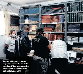  ?? EFE ?? Peritos, fiscales y policías inspeccion­an archivos de la iglesia católica almacenado­s en la sede del Arzobispad­o de San Salvador.