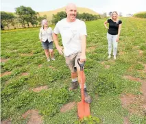  ?? PHOTO / MICHAEL CUNNINGHAM ?? Jeanette Johnstone (left) and Hannah MacKay (right) at the Pouto trial site with Greg Hall.