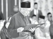  ?? — Gambar Bernama ?? KOMITED: Dr Mahathir ketika dilantik sebagai Perdana Menteri yang pertama pada zaman pemerintah­an Al-Sultan Abdullah.