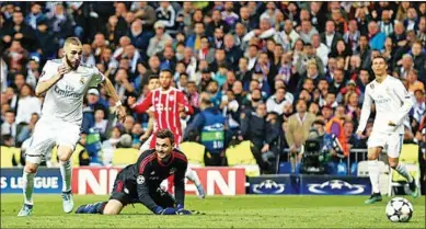  ??  ?? Het moment waarop doelman Sven Ulreich van Bayern Munchen blundert en Karim Benzema van Real Madrid het leder in het open doel schiet. (Foto: ESPN)