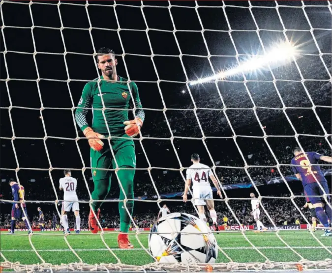  ??  ?? UNA MALA NOCHE. Alisson recoge uno de los cuatro goles que encajó en el Camp Nou el portero brasileño.