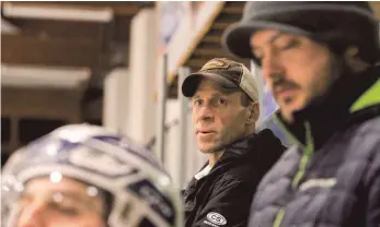  ?? FOTO: CF ?? Ob Mike Muller (Mitte) Trainer bei den EV Lindau Islanders bleibt, soll sich noch im März klären.