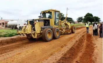  ?? ARÃO MARTINS | EDIÇÕES NOVEMBRO | LUBANGO ?? As obras estão a cargo da Brigada de Terraplana­gem do Governo provincial da Huíla