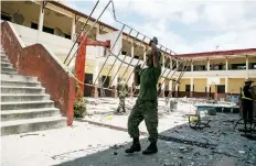  ??  ?? En el municipio de Zacatepec, en Oaxaca, algunas escuelas sin dictamen por las afectacion­es de los sismos de septiembre improvisan aulas en otros edificios.