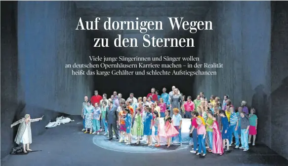  ?? FOTO: MATTHIAS BAUS/STAATSOPER STUTTGART ?? Solistin sein oder im Chor singen? Bei der Bezahlung kann das ein erhebliche­r Unterschie­d sein.