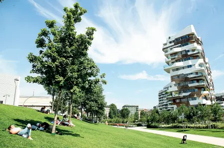  ?? (Balti Touati) ?? Sotto i grattaciel­i Il parco di Citylife supererà i 170 mila metri quadrati: l’ultima tranche, inaugurata a novembre, è di 30 mila mq