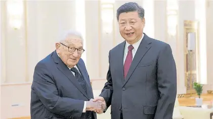  ?? EFE ?? Saludo. El ex canciller de EE.UU., Henry Kissinger, de 95 años, ayer, con el líder chino Xi Jinping en Beijing.