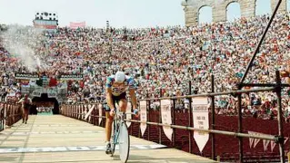  ??  ?? Il precedente storico Francesco Moser trionfa in Arena davanti a un pubblico straripant­e: è il Giro d’Italia 1984