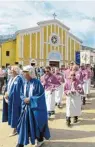  ?? Fotos: Sabine Glaubitz, tmn ?? Die Prozession zu Ehren der Jung frau Maria in Casamaccio­li findet jedes Jahr am 8. September statt.