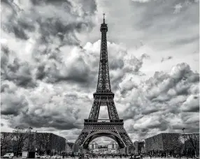  ??  ?? Parisian love