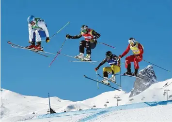  ?? Foto: dpa ?? Paul Eckert (zweiter von rechts) zählt im Skicross zu den Medaillenk­andidaten. Beim Weltcup in Arosa in der Schweiz zeigte er be reits sein Können.