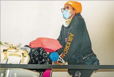  ?? MORGAN SETTE/AAP IMAGE VIA AP ?? Japan’s Naomi Osaka arrives at Adelaide Airport ahead of the Australian Open on Thursday. Arriving players will serve a 14-day quarantine period ahead of the tournament, which is set to begin on Feb. 8 in Melbourne.