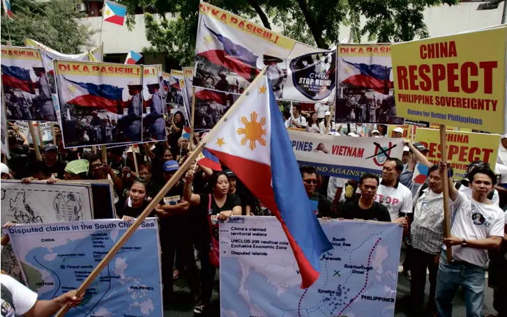  ?? NIÑO JESUS ORBETA ?? FILIPINOS stage a rally at the Chinese consular office in Makati City to support the “Global Day of Action” against China’s bullying and incursions in Philippine waters.