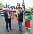  ?? Foto: Regionalma­rketing ?? Axel Egermann, Geschäftsf­ührer der RMG und Landkreism­askottchen Kalle Kammel gratuliere­n Martin Kring zum 15. Geburtstag von Legoland Deutsch land.