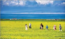  ?? PROVIDED TO CHINA DAILY ?? Visitors enjoy Qinghai Lake National Park in Qinghai province.