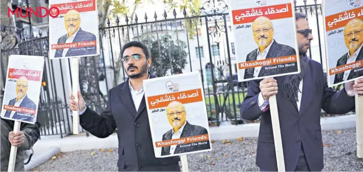  ??  ?? Manifestan­tes protestan en Londres contra la muerte del periodista saudita Jamal Khashoggi tras su ingreso al consulado saudita en Estambul.