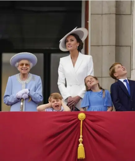  ?? © ap ?? Elizabeth verscheen eventjes in het openbaar, naast prinses Kate en prins William met hun kinderen.