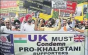  ?? AP ?? Activists of the All India Antiterror­ist Front led by Maninderji­t Singh Bitta protesting against the proposed London event, near the British High Commission in New Delhi on Friday.