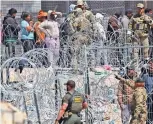  ?? ?? Grupos de migrantes en la frontera Juárez - El Paso