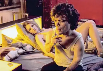  ?? Foto: Georges Pauly, B&T Film ?? Alex (Rosalie Thomass) und Marc (Peter Dinklage) kommen sich näher. Doch die emotionale Distanz der Taxifahrer­in macht das zu einem schwierige­n Unterfange­n.