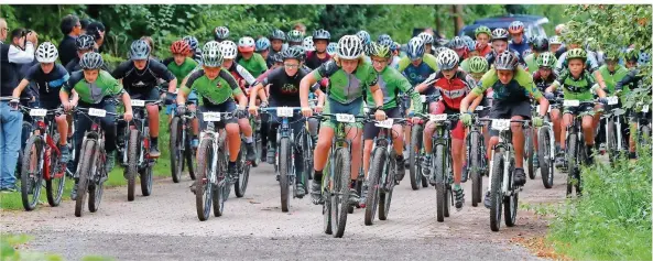  ?? FOTO: ANDREAS SCHLICHTER ?? Und ab geht’s: Im sogenannte­n Bikepark im Riegelsber­ger Lampennest macht sich das Starterfel­d in der Altersklas­se III – das sind die Jahrgänge 2005 und 2006 – auf die Strecke.