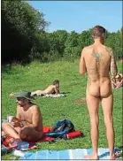  ??  ?? Le pique-nique organisé dimanche dernier a rassemblé 410 naturistes.