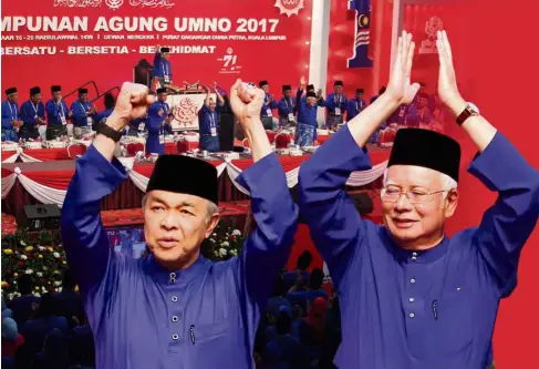  ??  ?? Blue wave: The last Umno general assembly before the general election saw delegates turning up in a fiery red on the opening day and forming a sea of blue on the closing day.