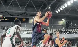  ?? FOTO: FC BARCELONA ?? Marc Garía se levanta para lanzar en el duelo contra el Nanterre