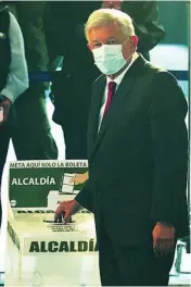  ?? EFE ?? López Obrador deposita su voto ayer en México