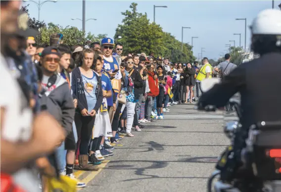  ?? Jessica Christian / The Chronicle ?? Thousands of fans line up outside Landmark Aviation in Oakland to greet the Warriors upon their return from Cleveland and their championsh­ip-clinching win.