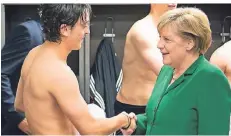  ?? FOTO: DPA ?? Mesut Özil und Angela Merkel 2010 in der Kabine in Berlin.