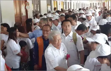  ??  ?? Masing greets GPS members at Rumah Geraman in Tada Ngemah in Kanowit.