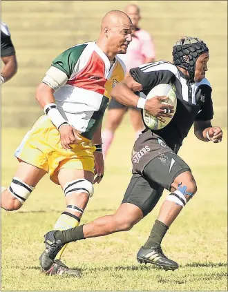  ?? Picture: EUGENE COETZEE ?? ON THE RUN: WSU’s Sima Koye is chased down by Harlequins’ Ashwell Stride during their club match at the Adcock Stadium