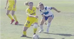  ?? JORGE SASTRIQUES ?? La capitana amarilla Lara Mata se hace con un balón ante una contraria.
