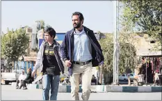  ?? Amirhossei­n Shojaei / Amazon Studios ?? Amir Jadidi, right, and Saleh Karimai in “A Hero.”