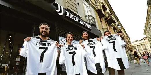  ?? Massimo Pinca/Reuters ?? Torcedores da Juventus já compram camisas do clube com o nome e o número de Cristiano Ronaldo na loja oficial do clube, em Turim